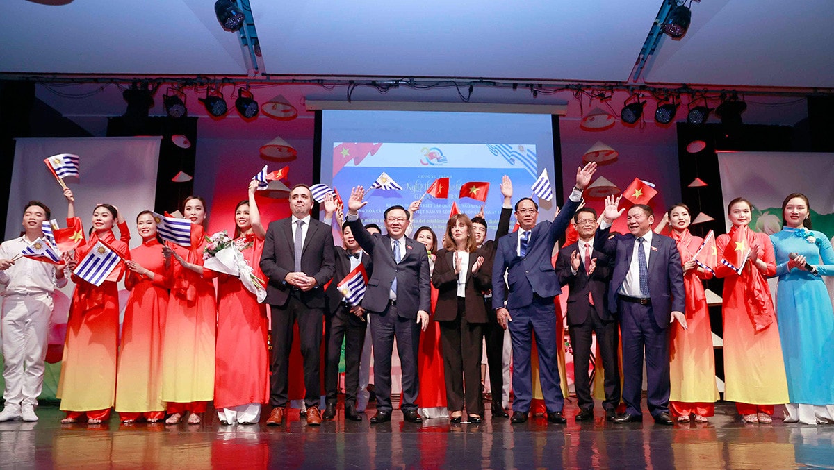 NA Chairman Vuong Dinh Hue at the event. Photo: Doan Tan Art performance celebrates 30th anniversary of Vietnam-Uruguay diplomatic ties -0