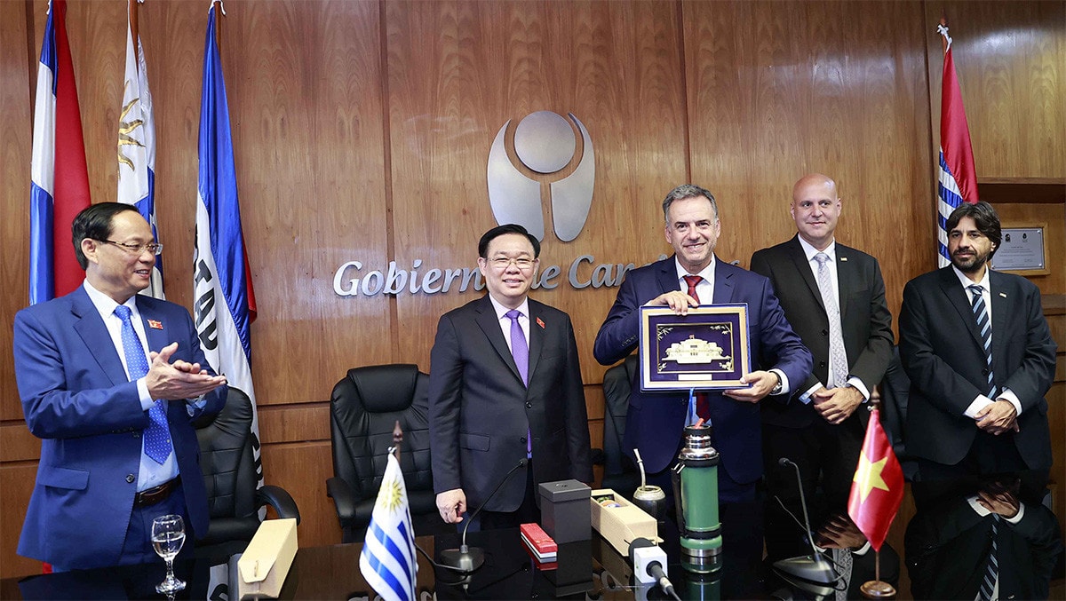 Photo: Doan Tan NA Chairman Vuong Dinh Hue receives Uruguay’s Canelones governor -0