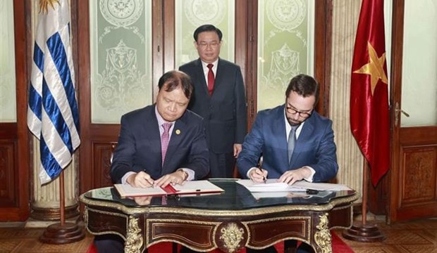NA Chairman Vuong Dinh Hue witnesses the signing of the minutes of the third meeting of the Joint Committee for Economic, Trade and Investment Cooperation of Vietnam and Uruguay. Photo: Doan Tan Vietnam’s NA delegation meets Uruguayan legislators -0