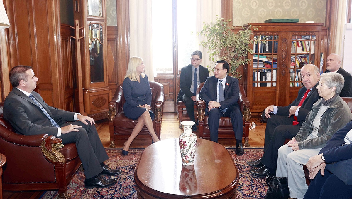 NA Chairman Vuong Dinh Hue hold talks with Speaker of the Senate of Uruguay Beatriz Argimon Cedeira. Photo: Doan Tan NA Chairman holds talks with leaders of Uruguayan parliament -0