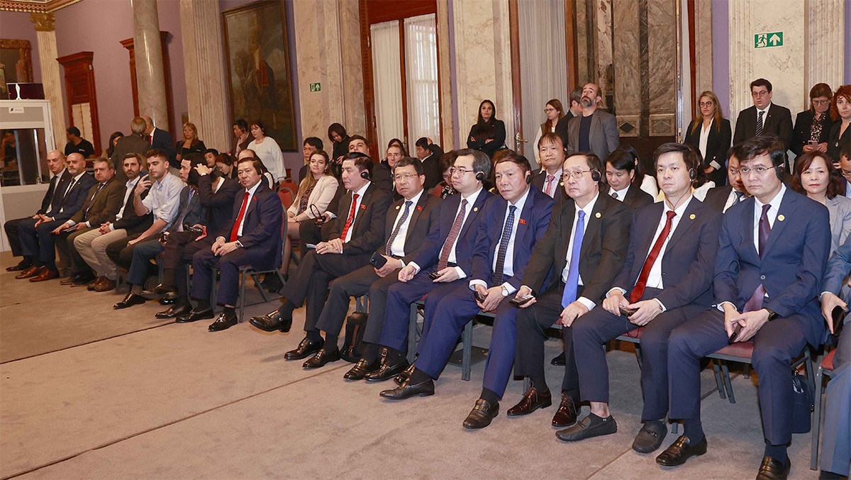 Vietnamese delegates attended to the signing of the cooperation agreement. Photo: Doan Tan Vietnam’s NA signs cooperation agreement for first time with Uruguay parliament -0