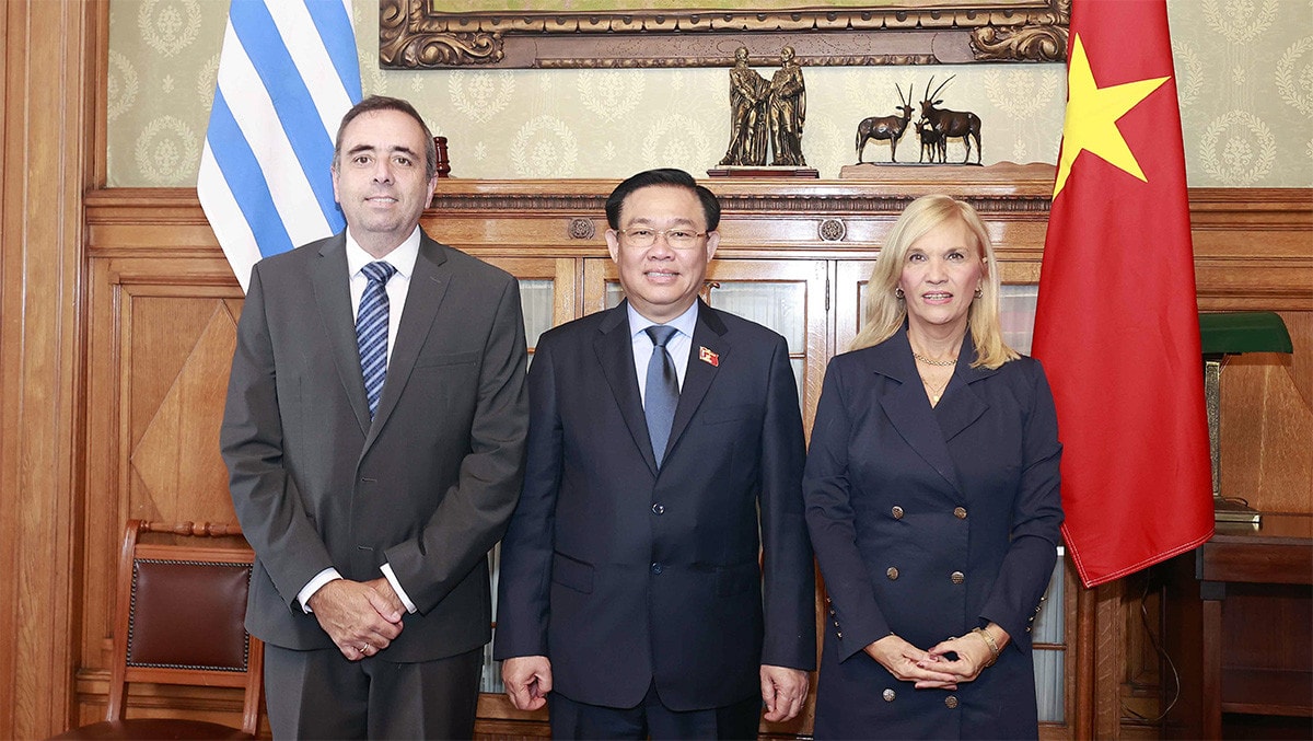 NA Chairman Vuong Dinh Hue with Speaker of the Senate of Uruguay Beatriz Argimon Cedeira and Speaker of the Chamber of Representatives of Uruguay Sebastian Andujar NA Chairman holds talks with leaders of Uruguayan parliament -0