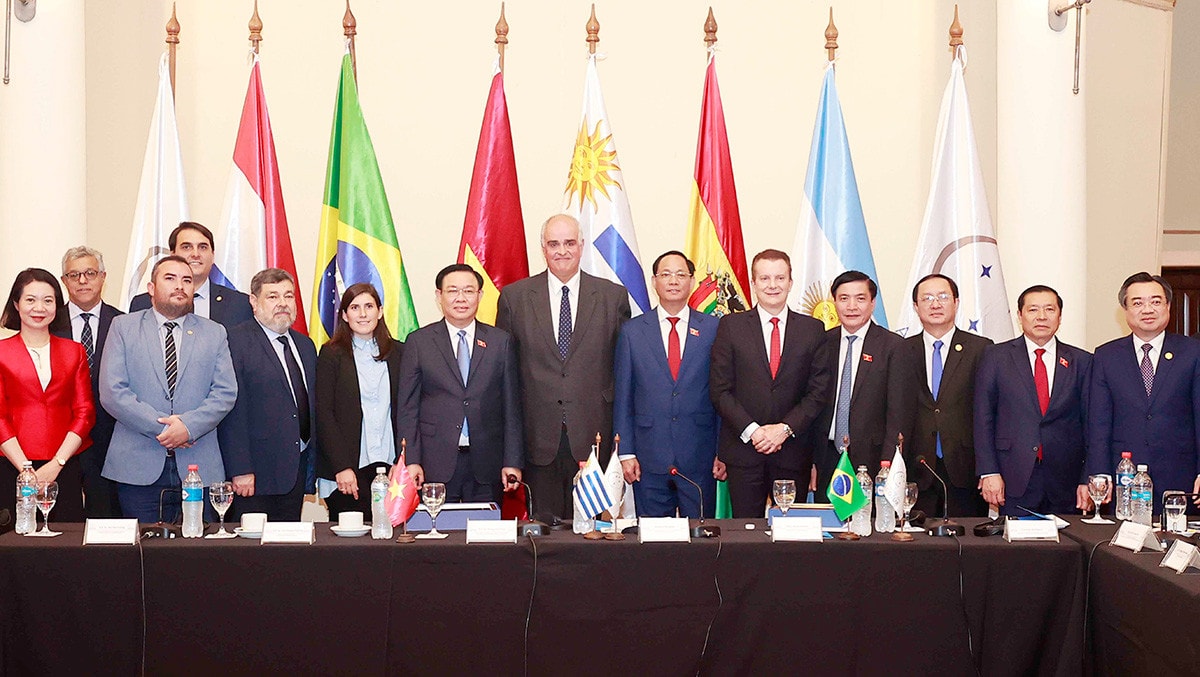 NA Chairman Vuong Dinh Hue with leaders of PARLASUR and the delegates. Photo: Doan Tan NA Chairman holds talks with MERCOSUR Parliament’s leaders -0