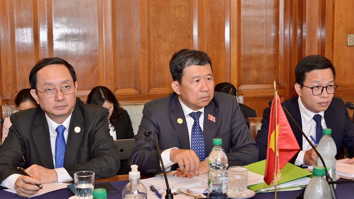 Chairman of the Vietnamese NA’s Foreign Affairs Committee Vu Hai Ha at the meeting: Photo: Le Tuyet Vietnam’s NA delegation meets Uruguayan legislators -0