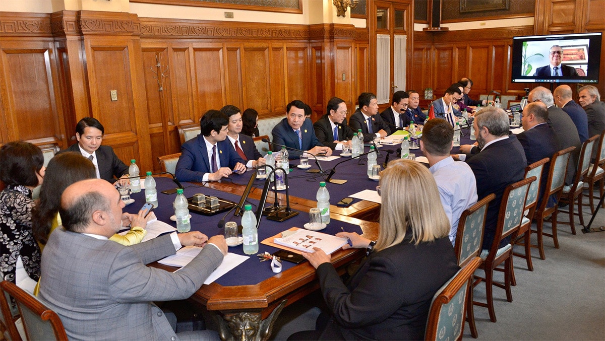 An overview of the meeting. Photo: Le Tuyet Vietnam’s NA delegation meets Uruguayan legislators -0
