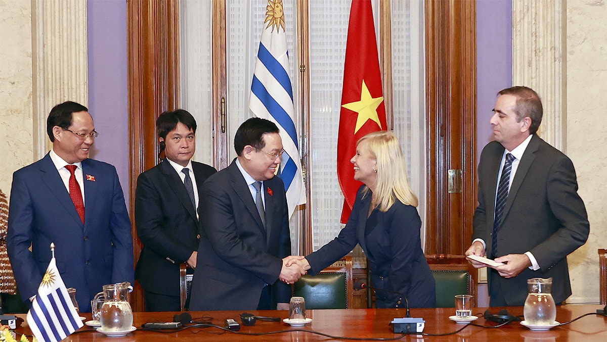NA Chairman Vuong Dinh Hue and Speaker of the Senate of Uruguay Beatriz Argimon Cedeira at the cooperation agreement signing ceremony. Photo: Doan Tan Vietnam’s NA signs cooperation agreement for first time with Uruguay parliament -0