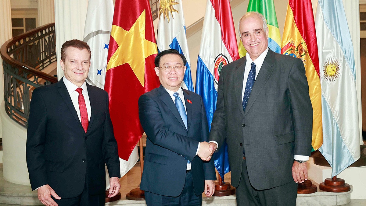 NA Chairman Vuong Dinh Hue with Gustavo Penadés, President of the Southern Common Market (MERCOSUR) Parliament (PARLASUR), and PARLASUR's vice presidents - Celso Russomanno. Photo: Doan Tan NA Chairman holds talks with MERCOSUR Parliament’s leaders -0
