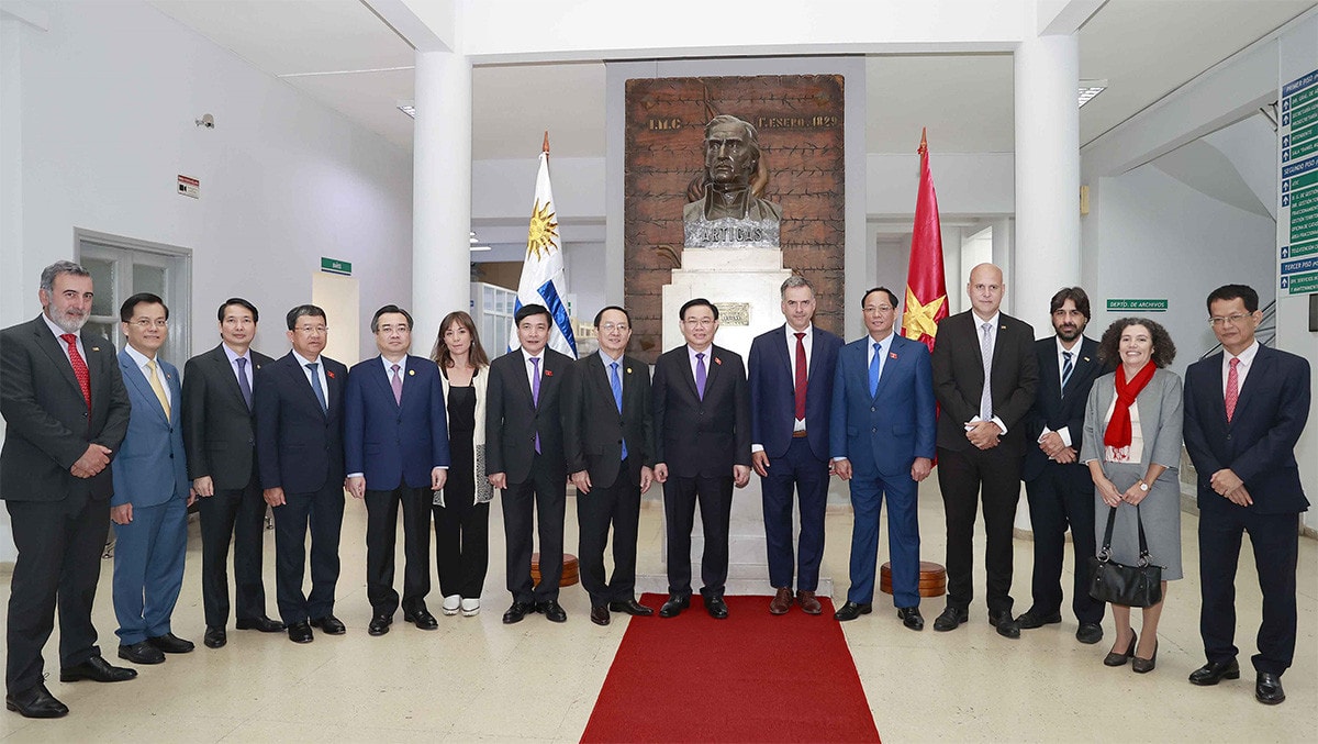 Photo: Doan Tan NA Chairman Vuong Dinh Hue receives Uruguay’s Canelones governor -0
