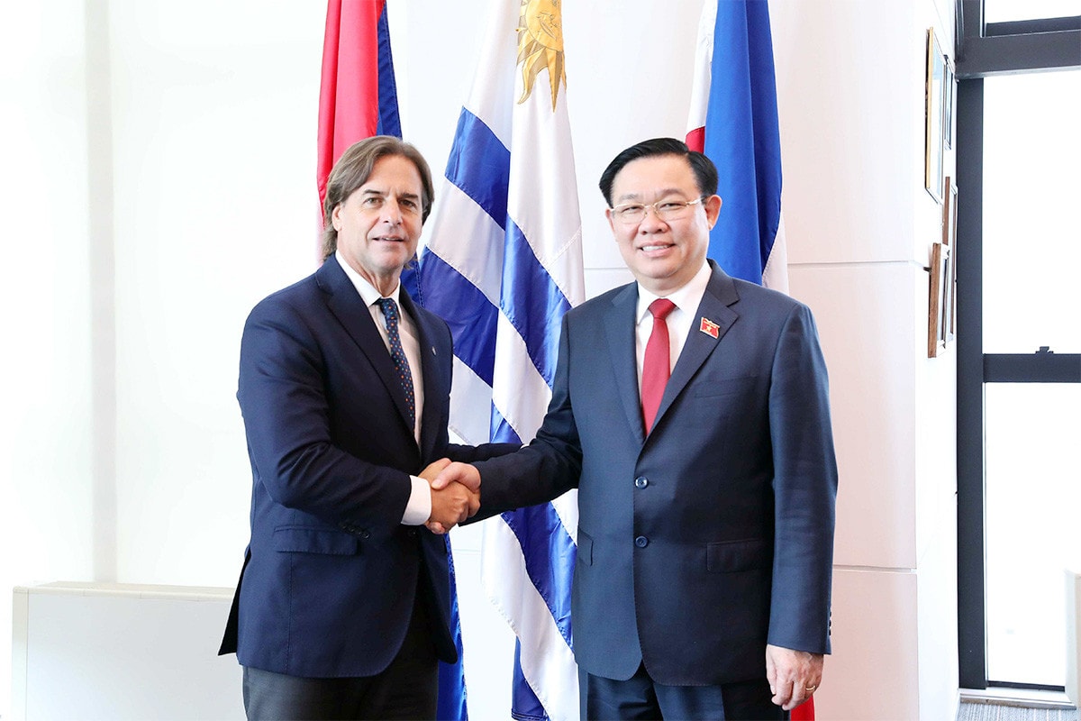 Top Vietnamese legislator meets with Uruguayan President -0