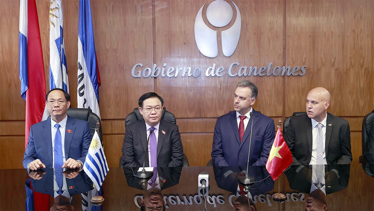NA Chairman Vuong Dinh Hue received Yamadu Ramon Antonio Orsi Martinez, Governor of Uruguay’s Canelones province. Photo: Doan Tan NA Chairman Vuong Dinh Hue receives Uruguay’s Canelones governor -0