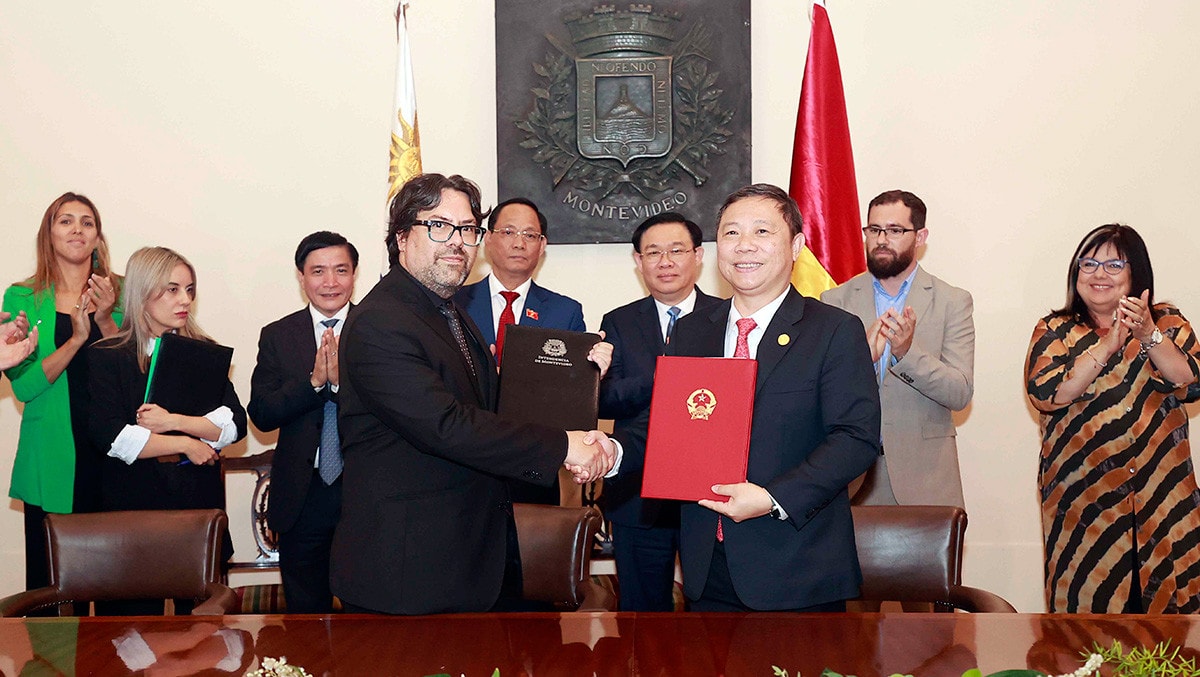 NA Chairman Vuong Dinh Hue and Acting Mayor of Montevideo Mauricio Zunino witness the signing of the letter of intent between HCM City and Montevideo. Photo: VNA NA Chairman meets leader of Uruguay capital city -0