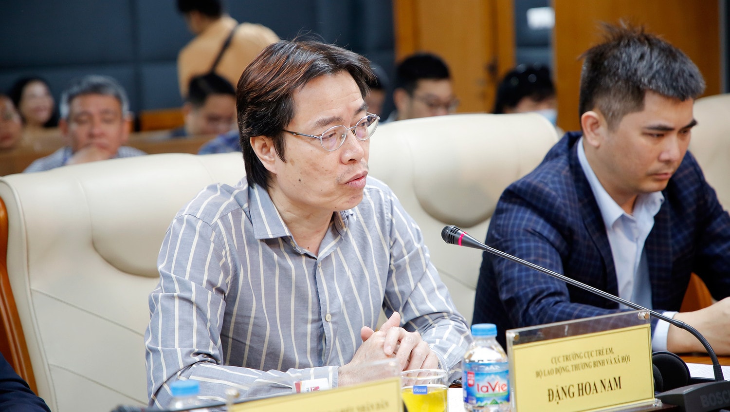 MC: Dưới góc độ của từng cơ quan, xin mời các đại biểu lần lượt chia sẻ về nội dung và đề xuất việc sửa đổi, bổ sung Luật pháp, chính sách về bảo vệ trẻ em trên môi trường mạng, có thể cụ thể với Dự thảo Nghị định sửa đổi, bổ sung Nghị định số 72/2013/NĐ-CP về quản lý, cung cấp, sử dụng dịch vụ Internet và thông tin trên mạng và Nghị định số 27/2018/NĐ-CP sửa đổi, bổ sung Nghị định số 72/2013/NĐ-CP để hoàn thiện pháp luật về bảo vệ trẻ em trên môi trường mạng?Xin mời, ông Đặng Hoa Nam?