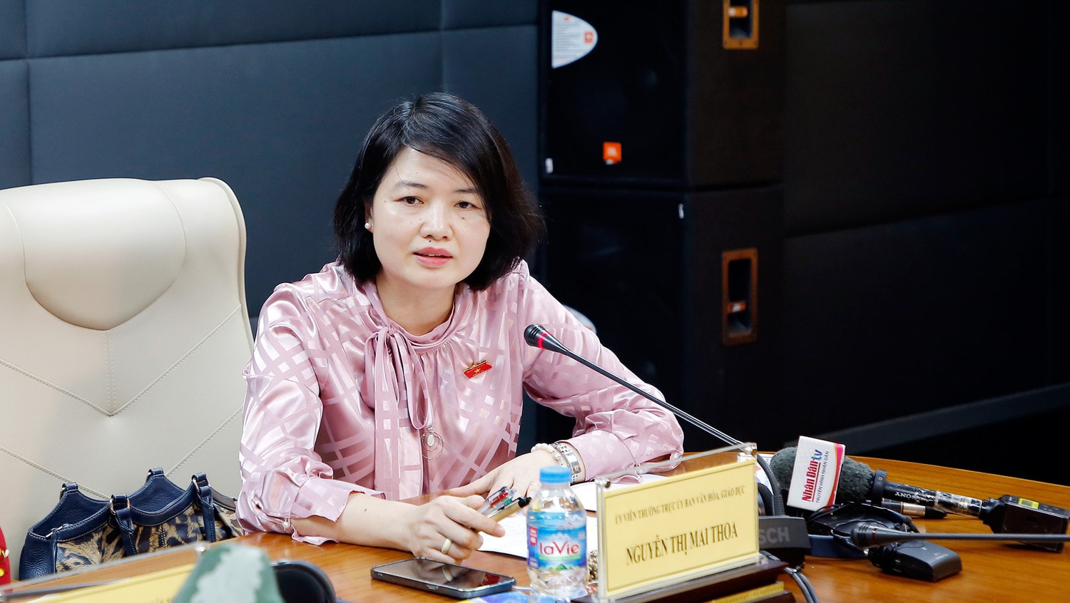 MC: Việc bảo vệ trẻ em trên môi trường mạng không chỉ là mối quan tâm của mỗi gia đình mà trở thành bài toán đòi hỏi cả hệ thống chính trị vào cuộc. Thưa bà Nguyễn Thị Mai Thoa, Ủy viên Thường trực Ủy ban Văn hóa, Giáo dục của Quốc hội, bà đánh giá như thế nào về mặt nhận thức nói chung, cũng như các biện pháp bảo vệ trẻ em trên môi trường mạng thời gian vừa qua? 