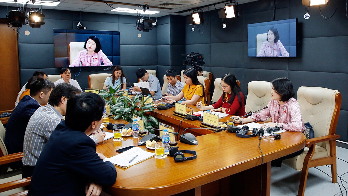 MC: Theo bà Nguyễn Thị Mai Thoa, qua các đợt giám sát việc thực hiện chính sách, pháp luật về phòng, chống xâm hại trẻ em, bà đánh giá như thế nào về khung pháp lý bảo vệ trẻ em trên môi trường mạng hiện nay? Liệu đã đủ bao quát để bảo vệ trẻ em trên môi trường mạng?