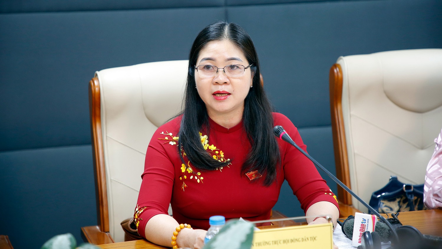 * BTV: Việc trẻ em tiếp cận sớm với không gian mạng nếu không được trang bị kiến thức và được kiểm soát tốt sẽ gây nguy hại khôn lường. Từ thực tế giám sát, xin bà cho biết, đâu là khó khăn, thách thức để bảo vệ trẻ em vùng dân tộc miền núi trước mối nguy hại trên môi trường mạng, thưa bà Leo Thị Lịch, Ủy viên Thường trực Hội đồng Dân tộc?