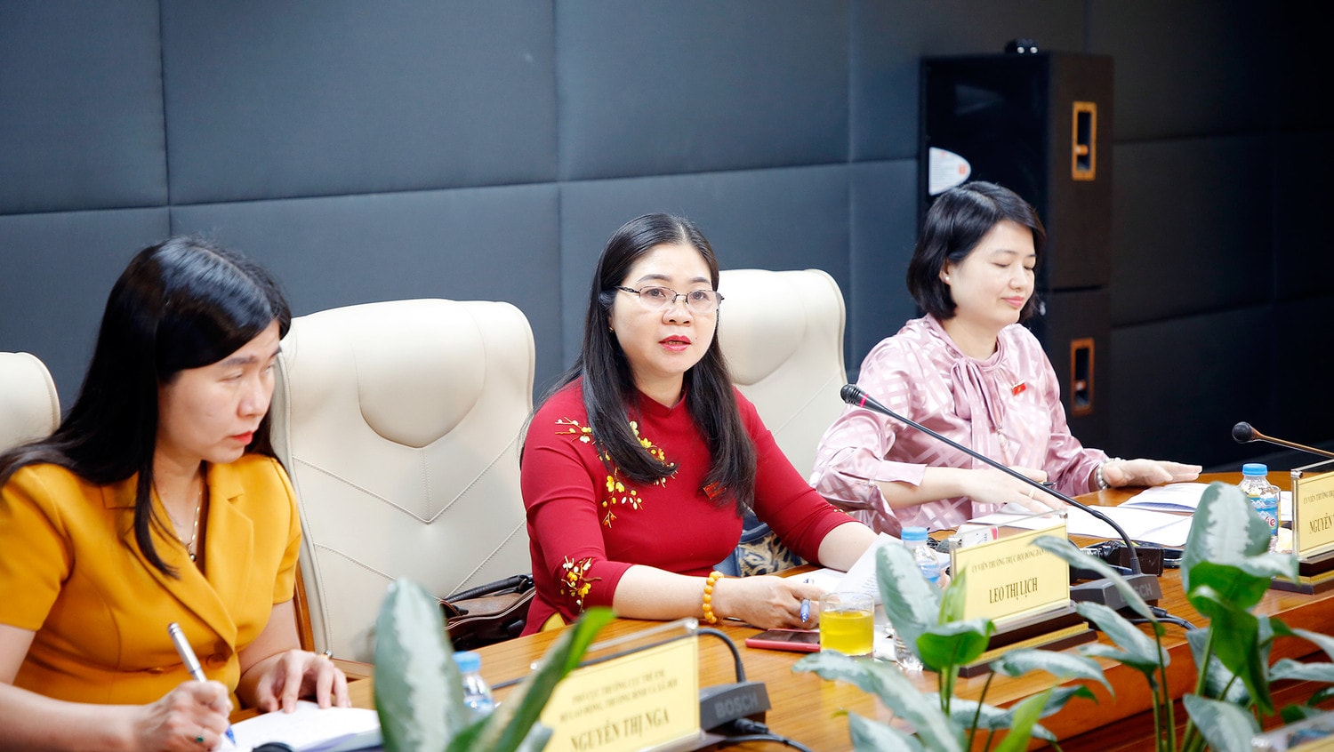 MC: Bảo vệ trẻ em trước mối nguy hại trên môi trường mạng cần sự vào cuộc của cả gia đình và xã hội. Vậy, gia đình và nhà trường cần làm gì để bảo vệ trẻ em khỏi tình trạng bị xâm hại trên môi trường mạng, trong đó có trẻ em miền núi, vùng dân tộc thiểu số, thưa bà Leo Thị Lịch?