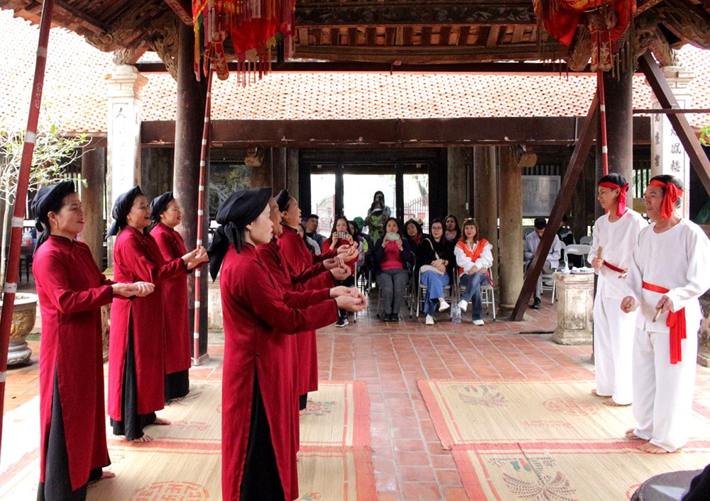 Trình diễn Hát Xoan tại Đình cổ Hùng Lô phục vụ du khách về đất Tổ - ảnh Báo Phú Thọ