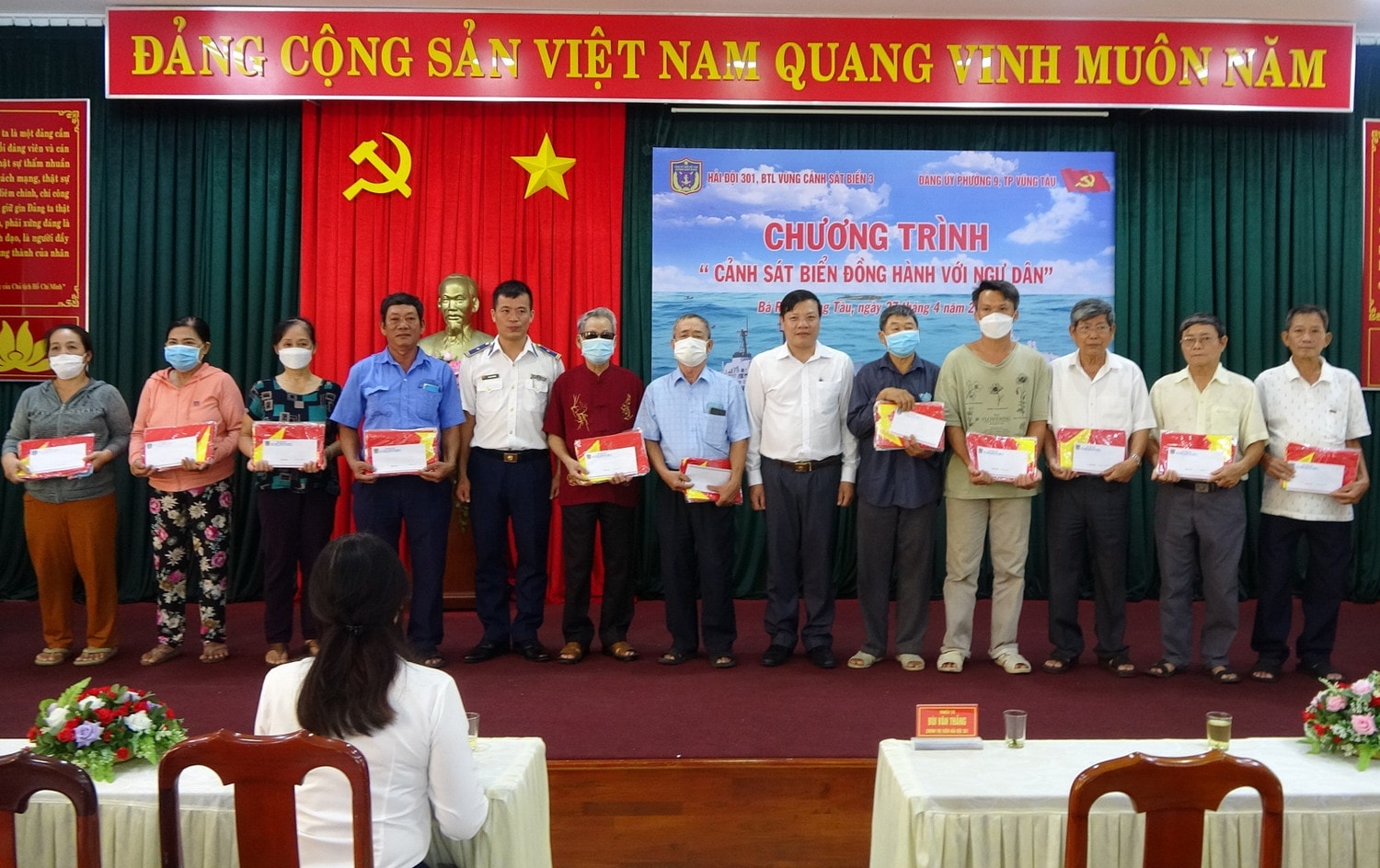 Hải đội 301, Bộ Tư lệnh Vùng Cảnh sát biển 3 trao quà cho các gia đình chính sách, ngư dân, học sinh nghèo vượt khó