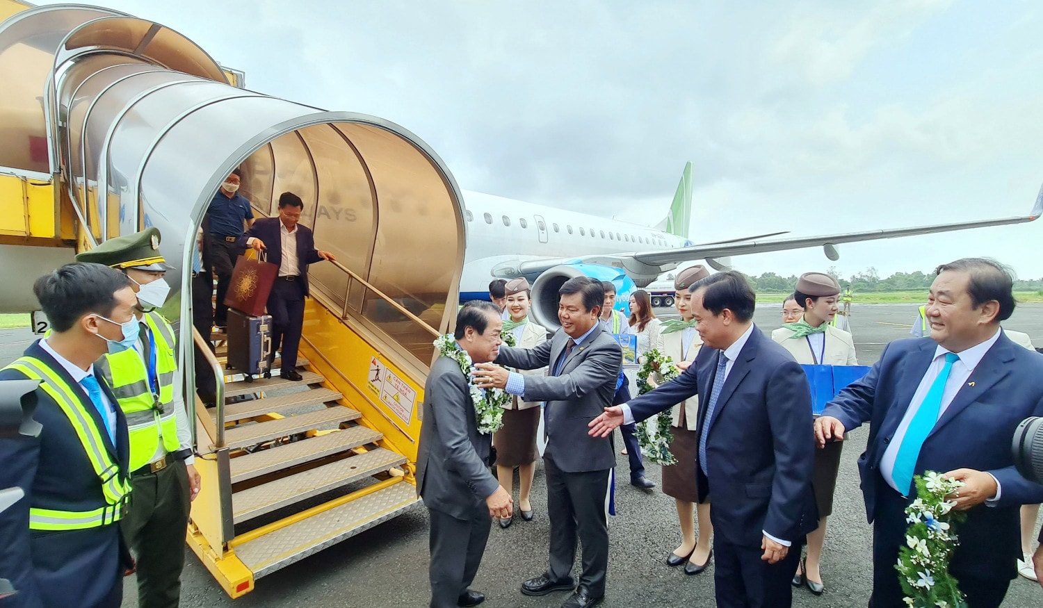 Cà Mau đón chuyến bay đầu tiên đến từ Hà Nội -0