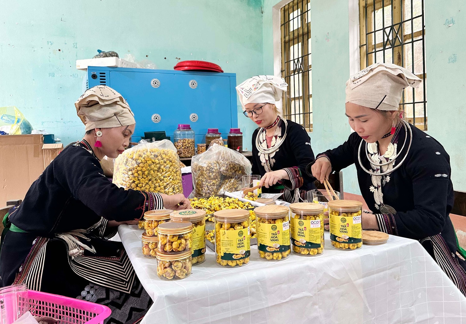 Ảnh 1: Cô gái Tày Dương Khánh Ly (ngồi giữa) khởi nghiệp thành công với tín dụng chính sách. Ảnh: Đức Kiên.
