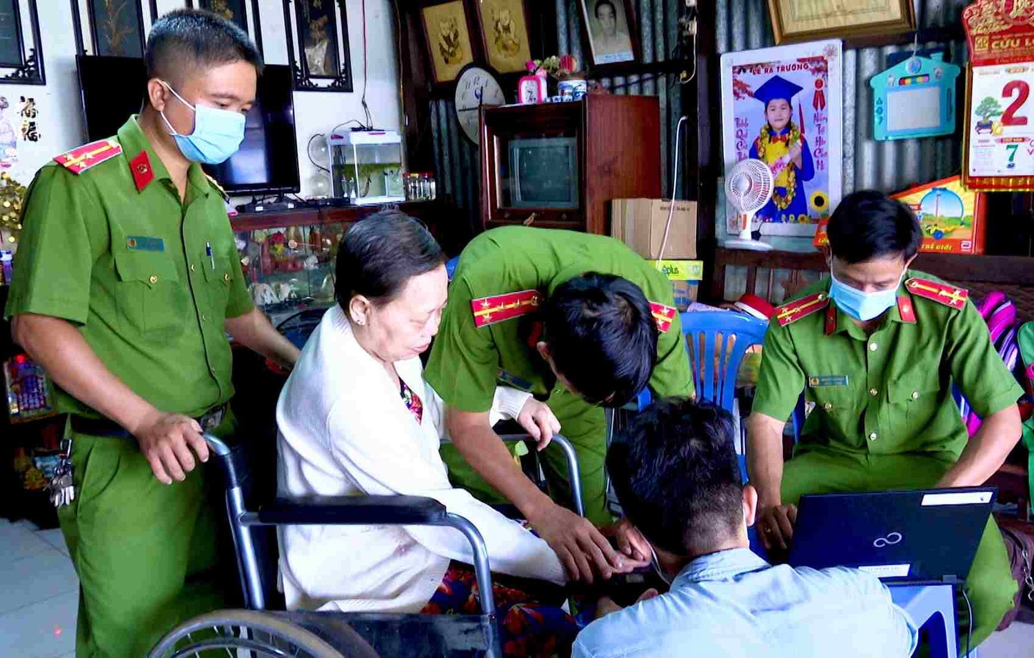 Công an Bạc Liêu làm xuyên lễ để cấp CCCD và định danh điện tử cho người dân -0