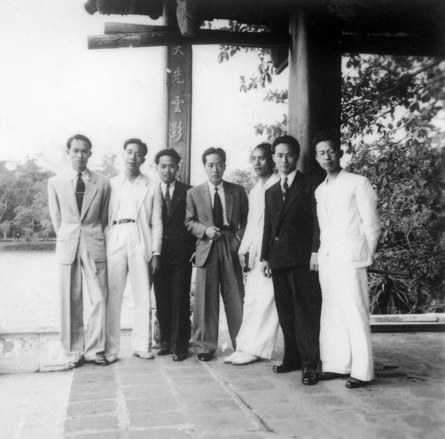 Nguyễn Huy Tưởng (thứ hai từ trái qua) và Lưu Văn Lợi (ngoài cùng bên phải) - hai thành viên tương lai của Văn hóa cứu quốc, cùng các bạn học cũ tại đền Ngọc Sơn, Hà Nội, tháng 4.1939