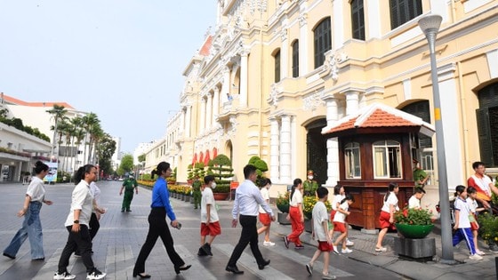 Khoảng 1.500 khách tham quan trụ sở HĐND, UBND TP. Hồ Chí Minh -0