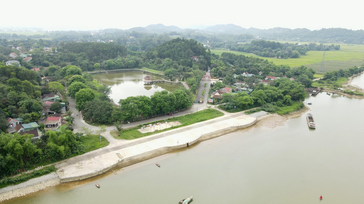 Phía trước khu mộ đồng chí Trần Phú là bến Tam Soa - nơi giao nhau giữa 3 con sông: Ngàn Sâu, Ngàn Phố và sông La. Thăm Khu di tích Tổng Bí thư đầu tiên của Đảng -0