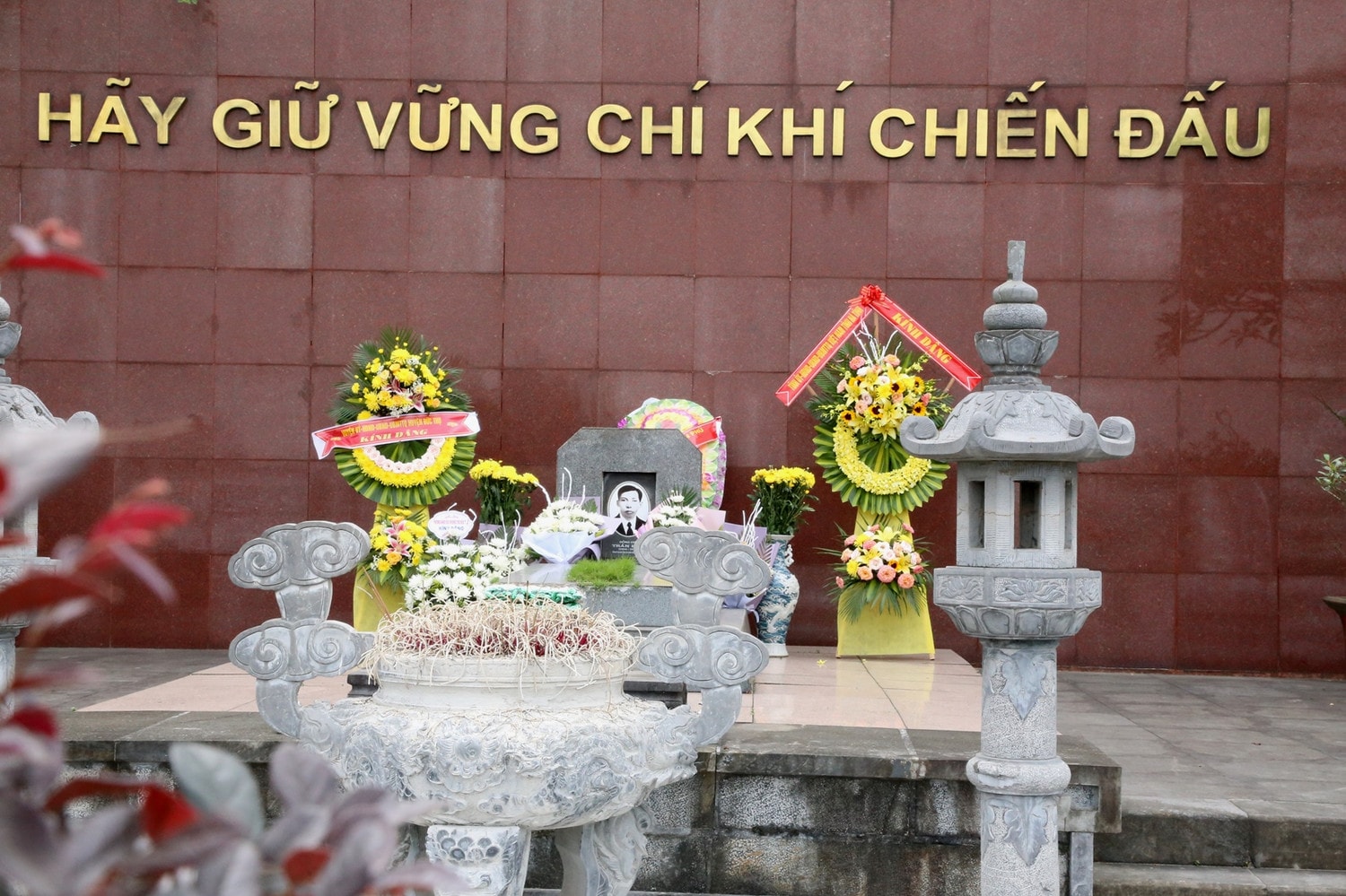 Trên phần mộ của cố Tổng Bí thư Trần Phú được ghi dòng chữ câu nói nổi tiếng của ông "Hãy giữ vừng chí khí chiến đấu". Thăm Khu di tích Tổng Bí thư đầu tiên của Đảng -0