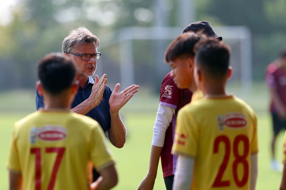 HLV Philippe Troussier: “Trận đầu bao giờ cũng khó khăn!” -0