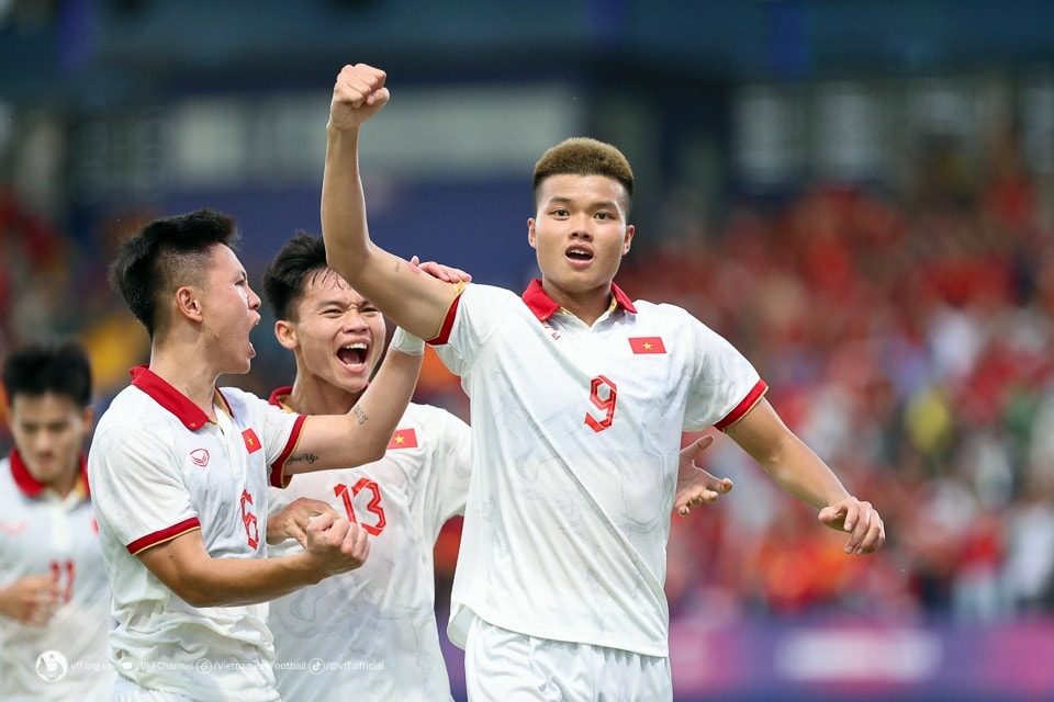 U22 Việt Nam tạm lên ngôi đầu bảng -0