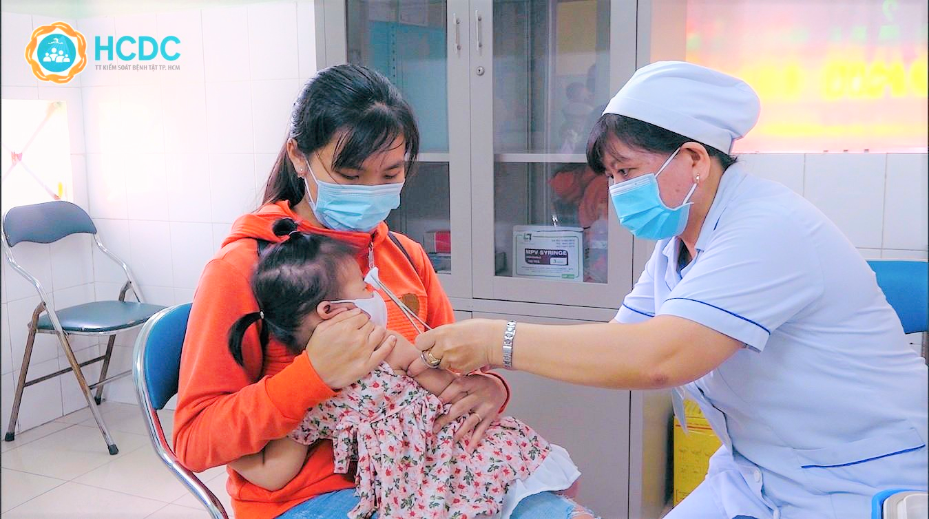 WHO và UNICEF đang kêu gọi các nỗ lực bắt kịp tiêm chủng ở quy mô lớn cho tất cả trẻ em đã bỏ lỡ lịch tiêm chủng định kỳ trong khoảng thời gian xảy ra đại dịch Covid-19. Ảnh: HCDC