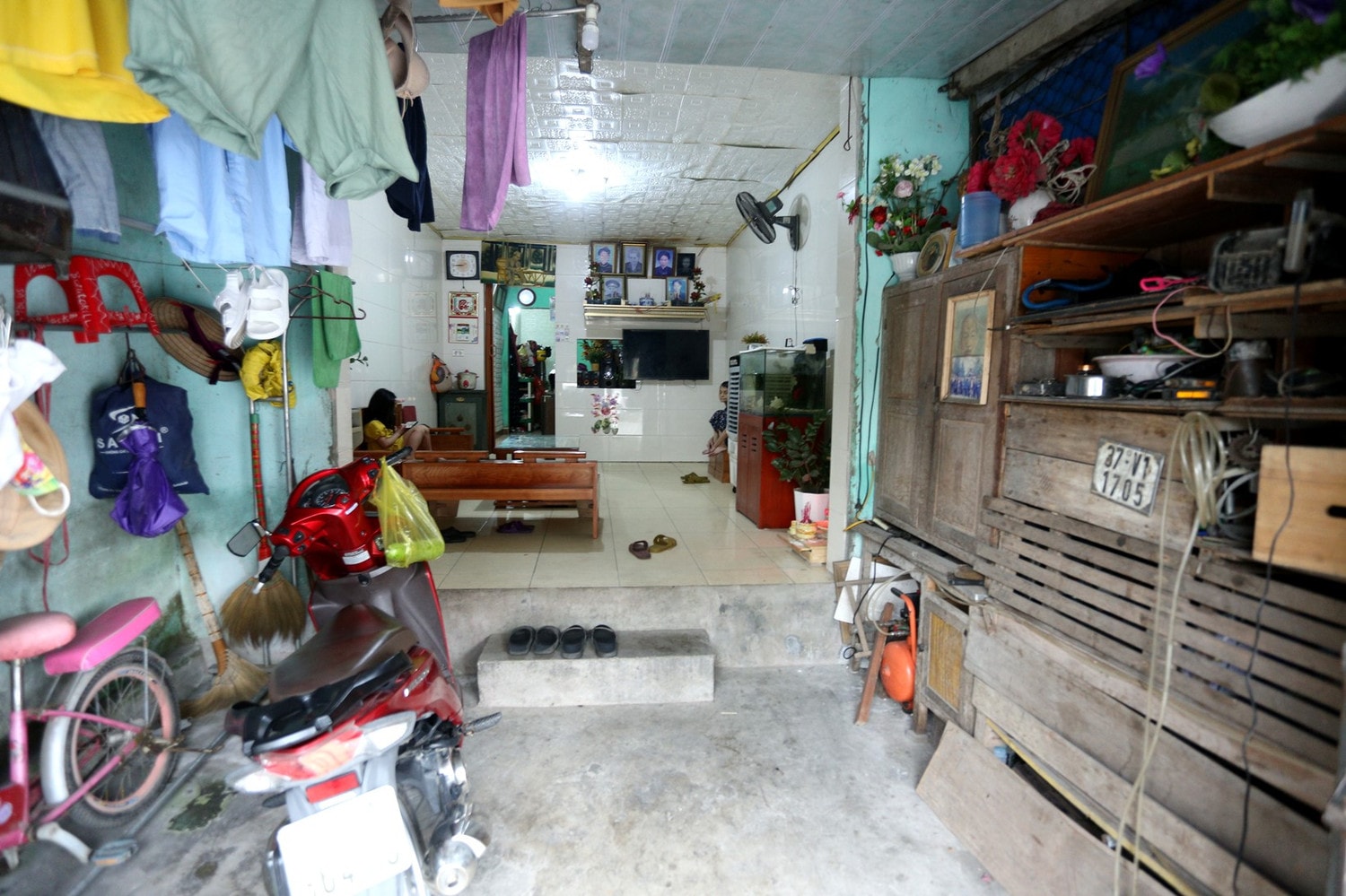 Do vướng quy hoạch nên nhiều nhà dân nơi đây không thể cơi nới, xây dựng nhà cửa. Nhiều hộ dân bị “lãng quên” suốt hàng chục năm giữa lòng thành phố -0