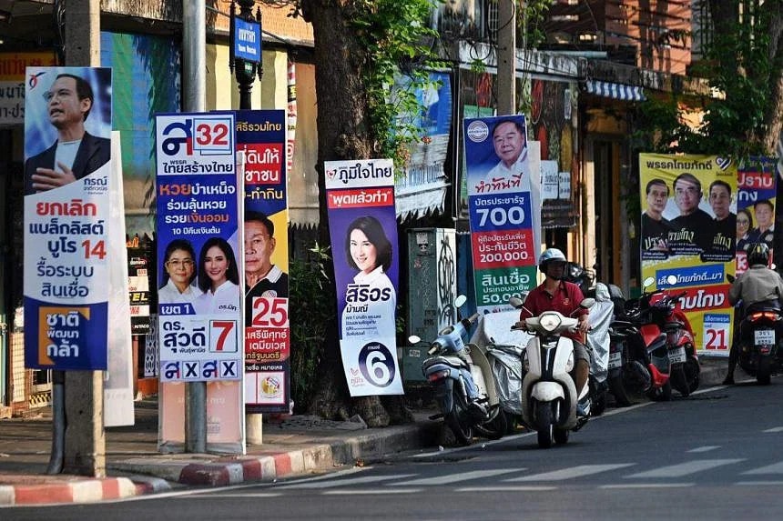 Áp phích vận động cho cuộc tổng tuyển cử sắp tới trên một con phố ở Bangkok vào ngày 20.4.2023 - Ảnh: AFP