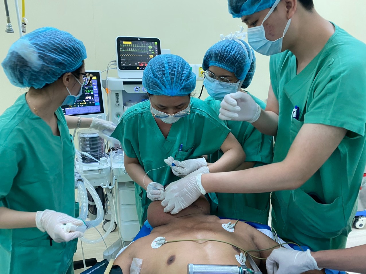 Phẫu thuật lấy thành công 4kg mỡ cổ, vai và gáy -0