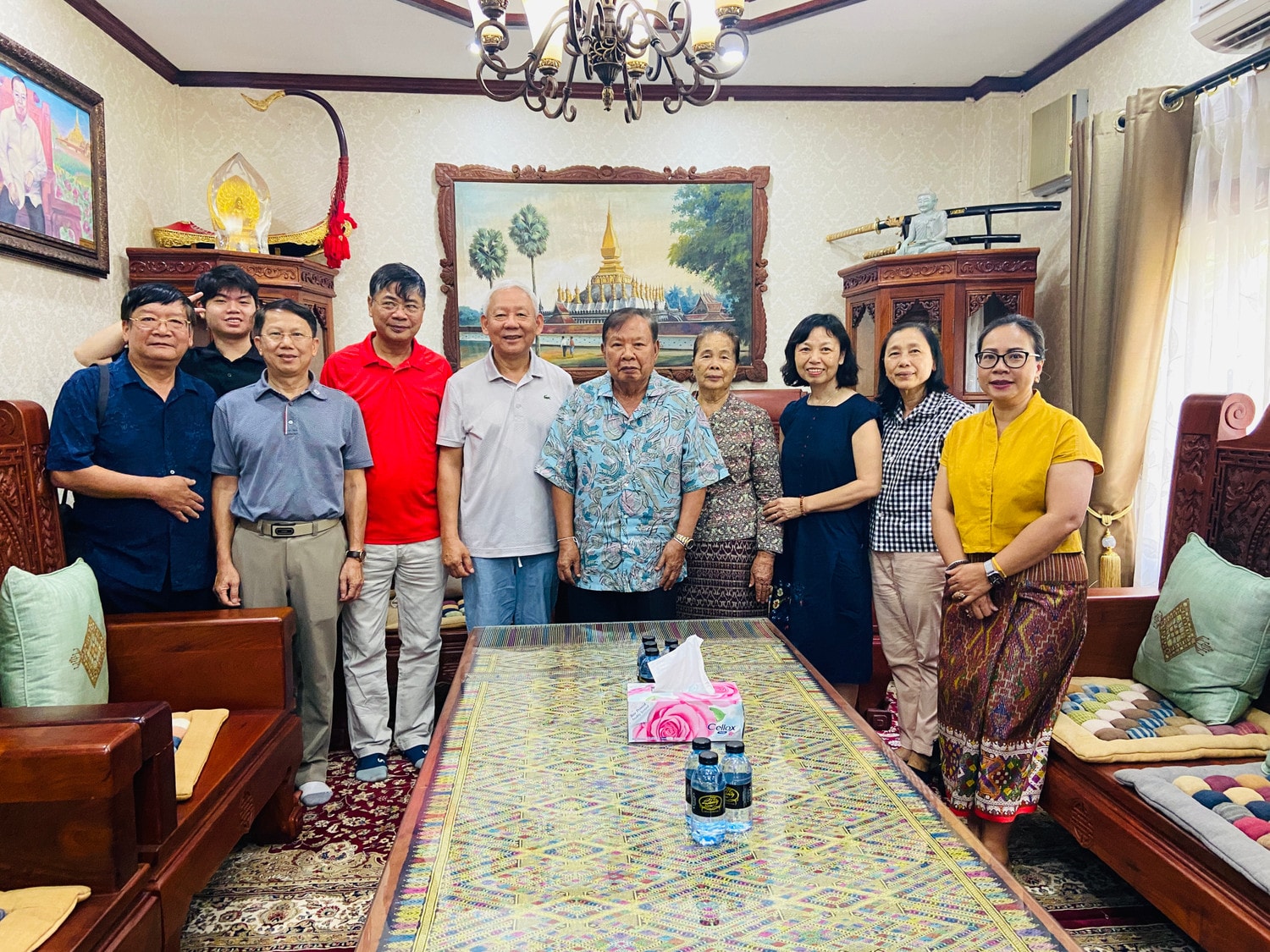 Vợ chồng bác Bounnhang Volachit với các bạn Việt Nam của con gái, mùng 3 Tết Bunpimay 2023