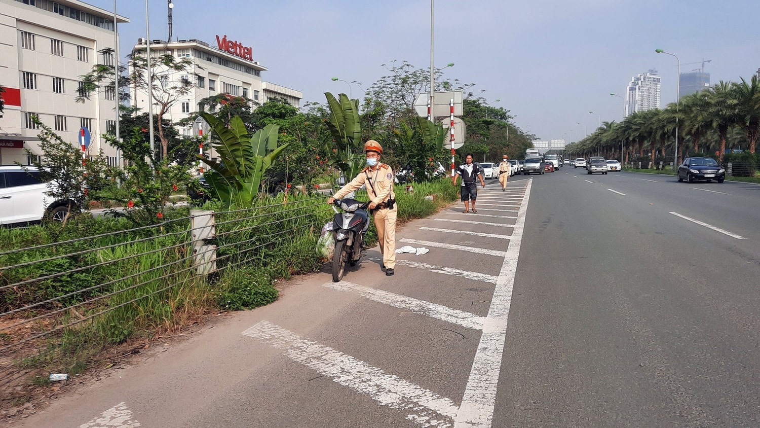 Xe máy đi vào Đại lộ Thăng Long sẽ bị phạt 2,5 triệu đồng, tước bằng 4 tháng -0
