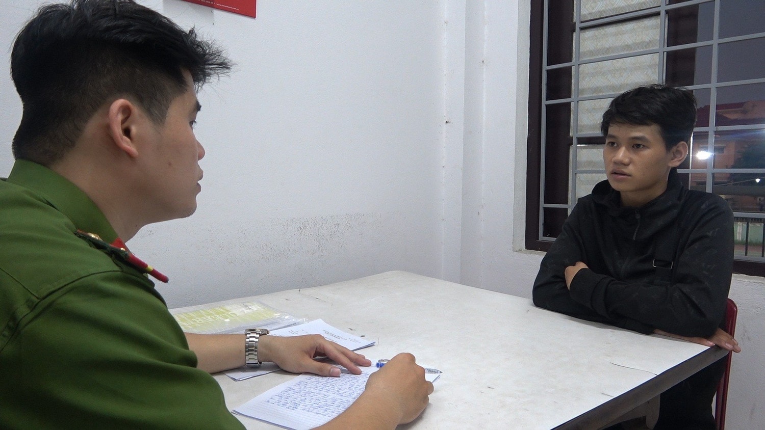 Nam thanh niên cầm xe rồi đi trình báo với công an bị cướp -0