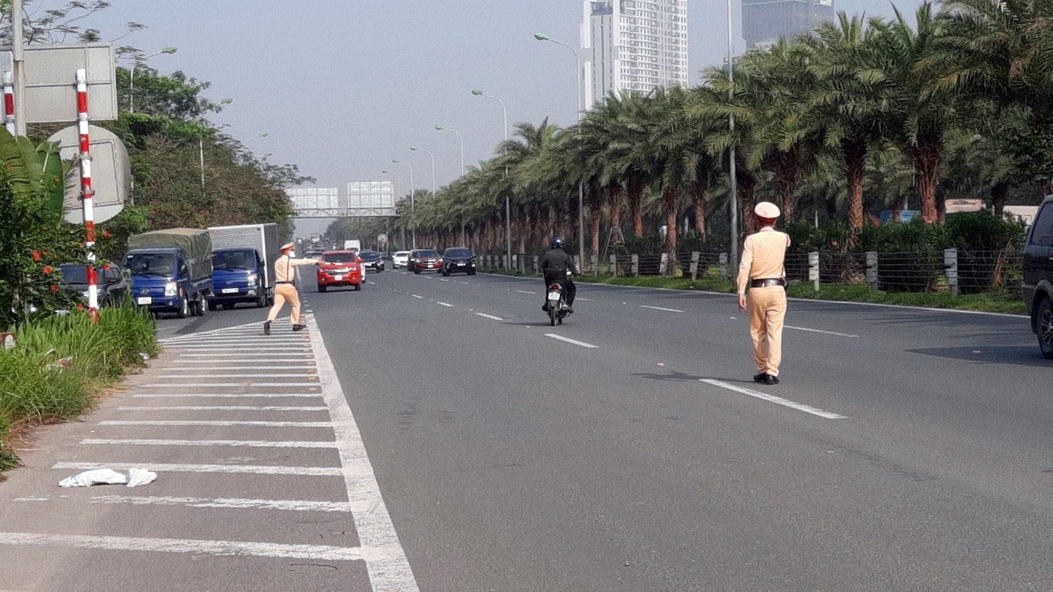 Xe máy đi vào Đại lộ Thăng Long sẽ bị phạt 2,5 triệu đồng, tước bằng 4 tháng -0