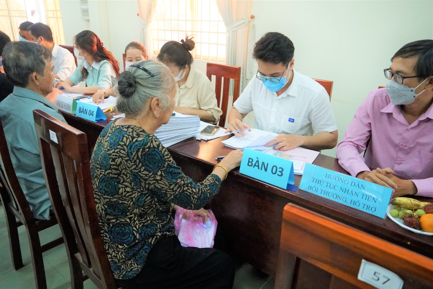 Người dân làm thủ tục nhận tiền đền bù giải phóng mặt bằng đường Vành đai 3 tại TP. Hồ Chí Minh Người dân làm thủ tục nhận tiền đền bù giải phóng mặt bằng đường Vành đai 3 tại TP. Hồ Chí Minh