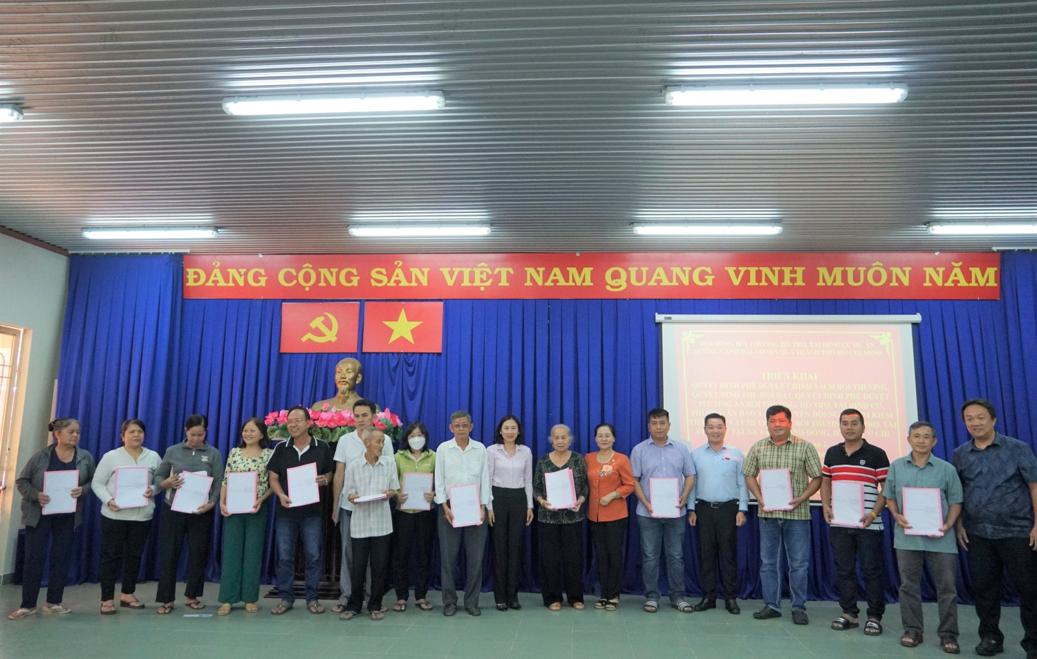 Các hộ dân nhận quyết định đền bù, giải phóng mặt bằng phục vụ dự án đường Vành đai 3 Các hộ dân nhận quyết định đền bù, giải phóng mặt bằng phục vụ dự án đường Vành đai 3