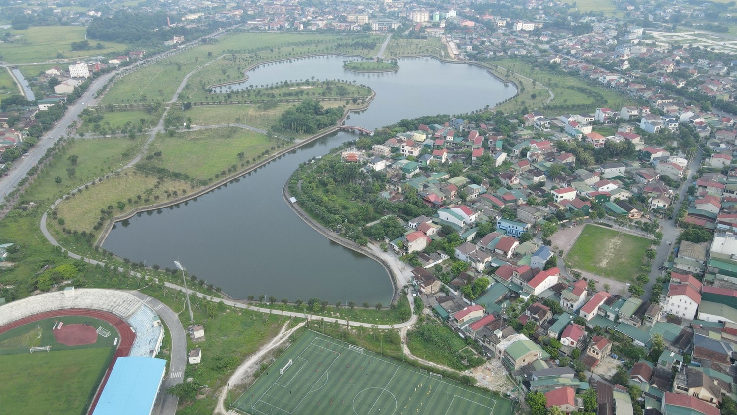 Cá chết nổi trắng hồ điều hòa lớn nhất thành phố Hà Tĩnh -0