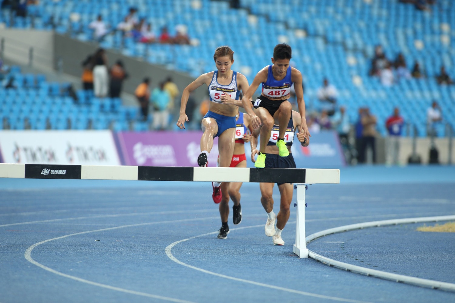 SEA Games 32: Nguyễn Thị Oanh giành 2 HCV trên đường chạy -0