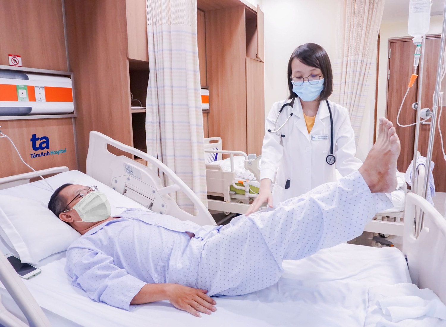 Đi nắng về ngồi điều hòa ngay, người đàn ông bị đột quỵ -0