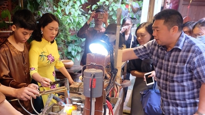 Trình diễn giới thiệu nghề kim hoàn tại đình Kim Ngân - Ảnh: Th. Nguyên