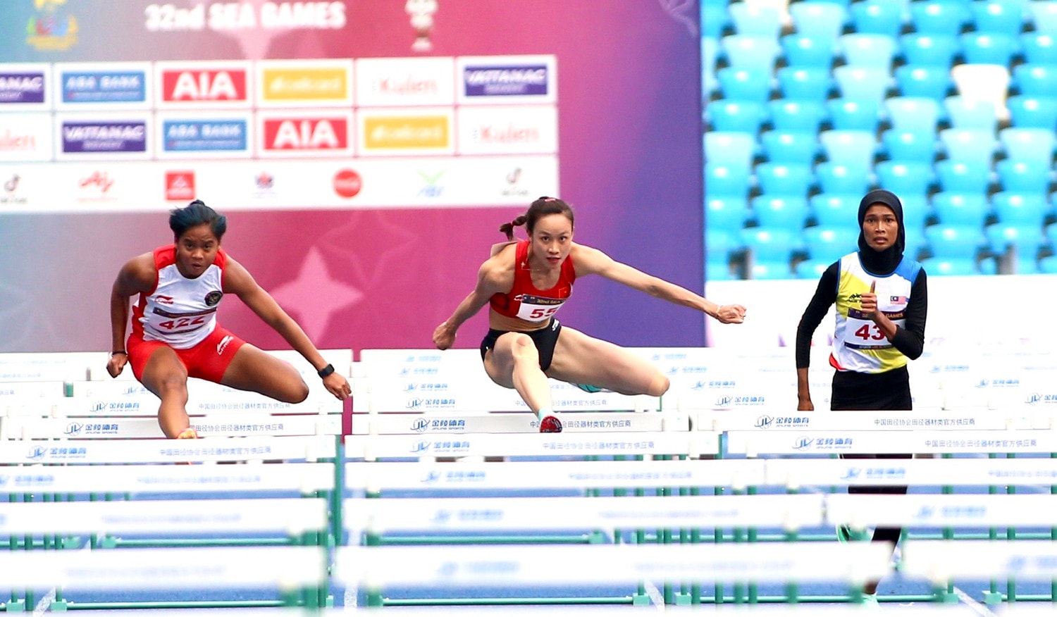 SEA Games 32: Việt Nam thống trị đường chạy 100m rào nữ, 3.000m rào nam -0