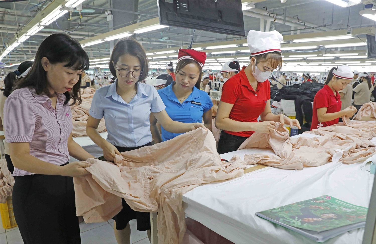 Dự báo tăng thêm hàng trăm nghìn việc làm mới trong quý II.2023 -0