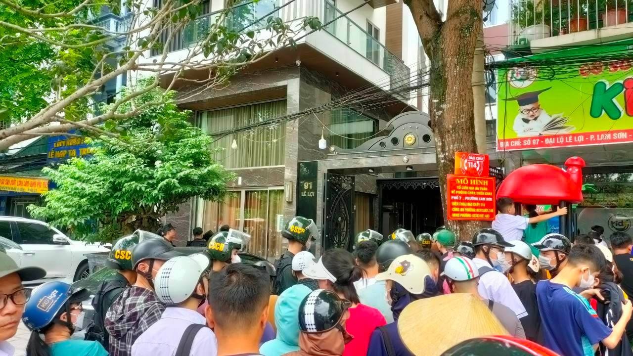 Cảnh sát khám xét nhà đại ca giang hồ 