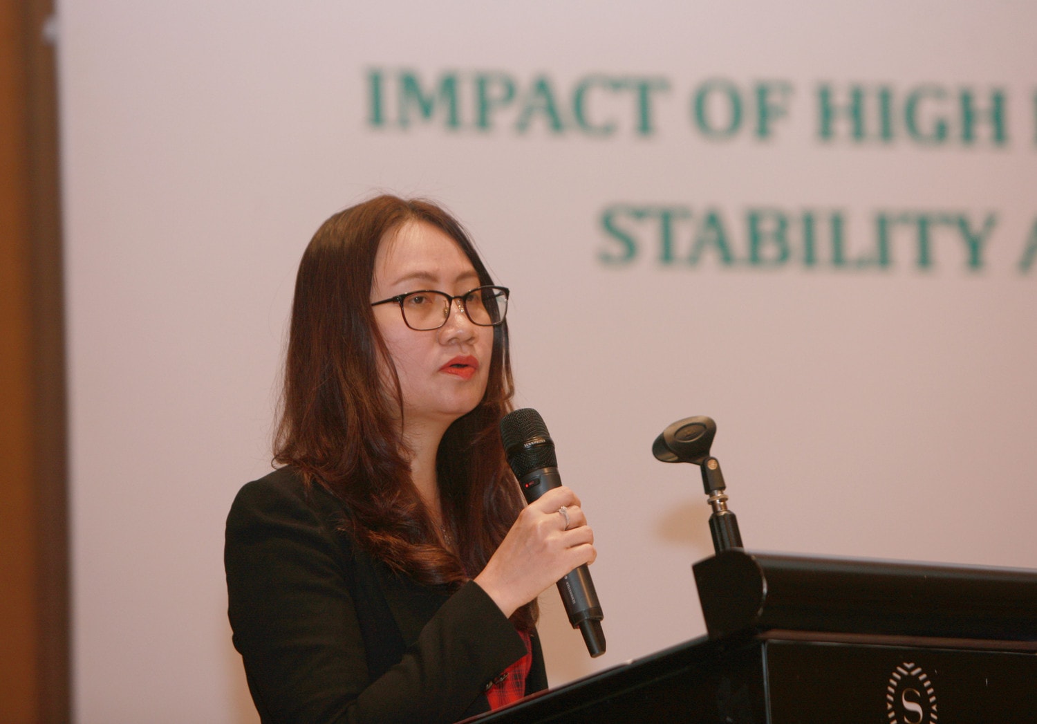 Phó Hiệu trưởng Trường Đại học Kinh tế, Đại học Quốc gia Hà Nội PGS. TS. Nguyễn Anh Thu phát biểu tại tọa đàm Còn dư địa giảm lãi suất trong quý II năm 2023 -0