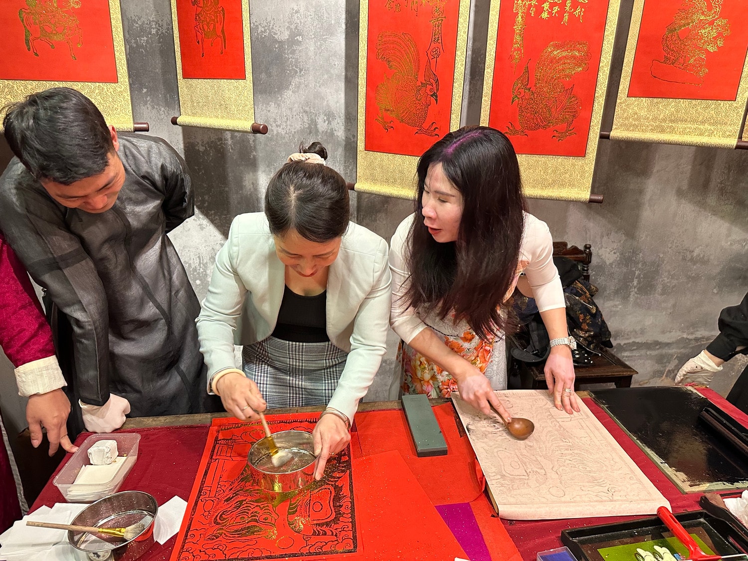 Chiêm ngưỡng những nét đẹp truyền thống của cổ phục Việt Nam tại sự kiện Dệt Gấm Thêu Hoa -0